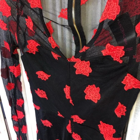 $64 Material Girl Romper Nylon Red Black Rose , L - Imagem 2 de 4