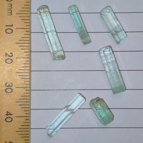 Beryl var Emerald gemstones natural raw pale bluish green rough crystals 13.3ct - Picture 3 of 6