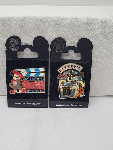  Disneys MGM STUDIOS Two Pins Mickey Goofy on Cards Trading Around The World  - Bild 1 von 6