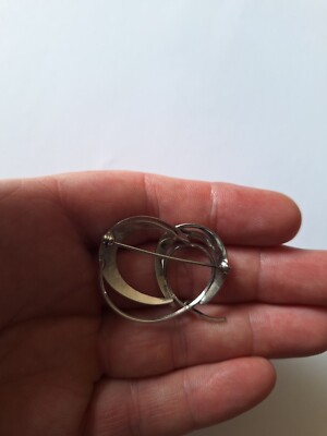 Broche Ancienne En Argent Massif Avec Volutes Et Petit Saphir - Occasion, Bijou Vintage