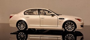 1/18 BMW M5 E60 V10 série 5 voiture miniature collection Maisto ! non