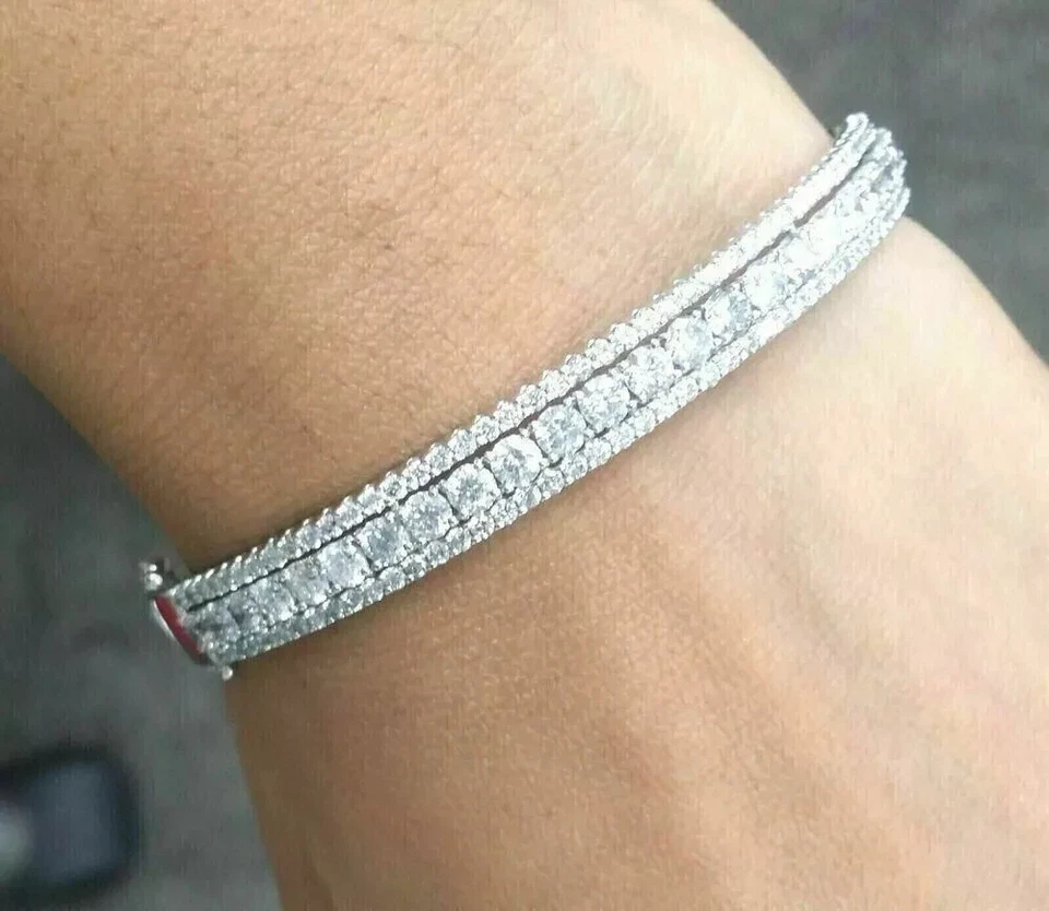 Brazalete brazalete para mujer de diamantes simulados de corte redondo de 4 quilates enchapado en oro blanco de 14 quilates Foto 2 de 4