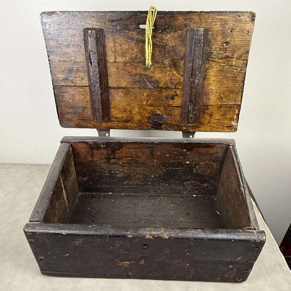 Caja de herramientas de madera primitiva vintage pintada negra tapa inclinada maletero almacenamiento Foto 3 de 4