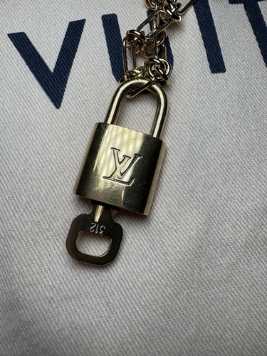 LOUIS VUITTON（LV） Autentico lucchetto e chiave Louis Vuitton con collana catena oro placcato oro senza marchio
