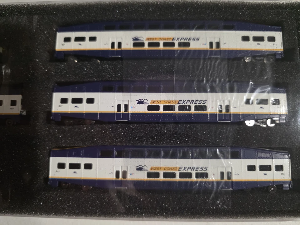 American Z-Line 7007 West Coast Express F59PHI Z Gauge Bombardier Passenger Set - Image 4 of 4