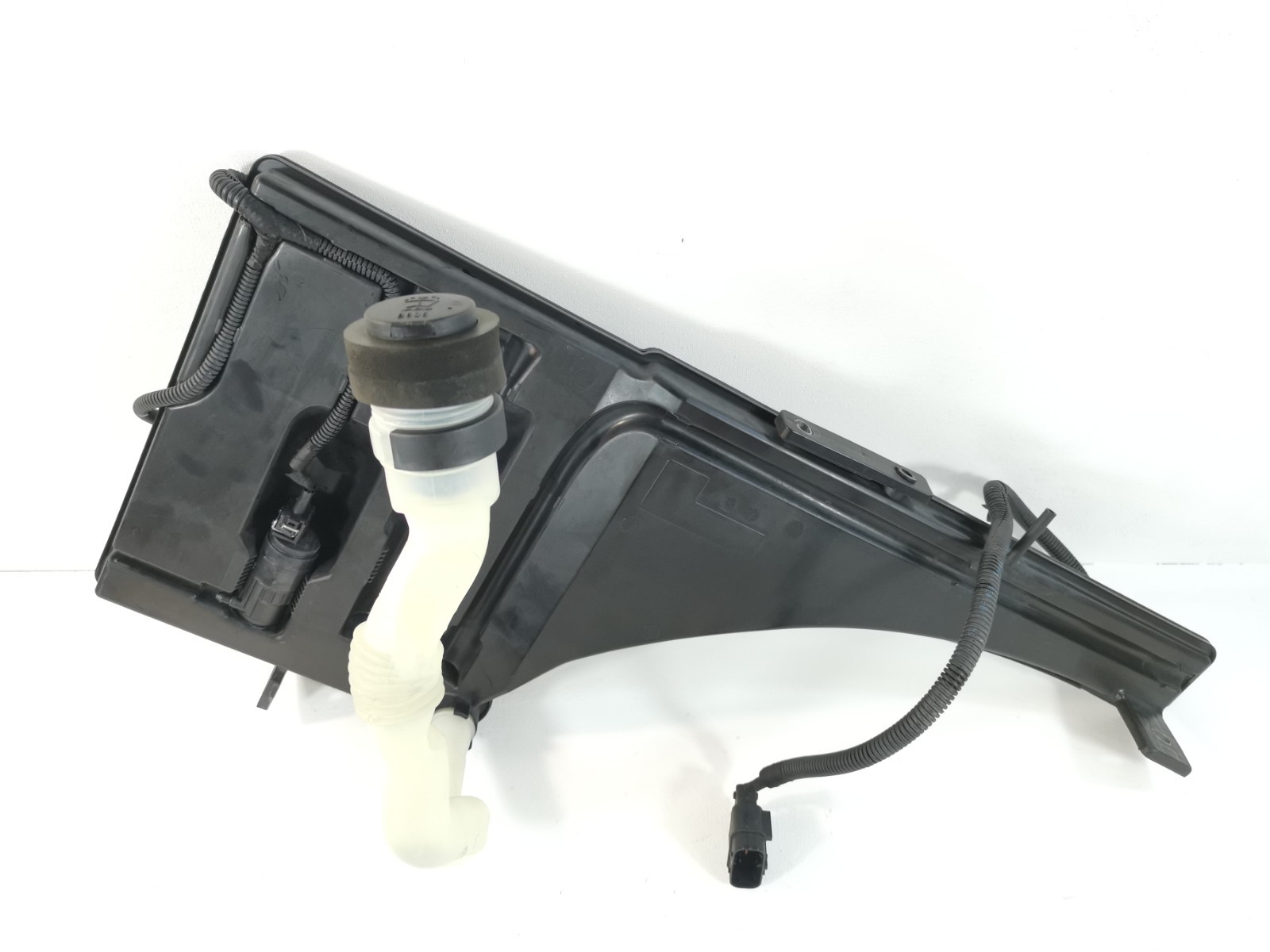 Maserati Ghibli 2019 M156E 3.0 L Window Washer Reservoir Fluid Tank 670105311