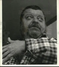 1992 Press Photo Neil Peterson speaks to press outside EnCon, Colonie, New York