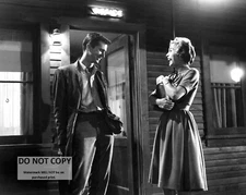 ANTHONY PERKINS & JANET LEIGH ON THE SET OF "PSYCHO" 8X10 PHOTO (DD417)