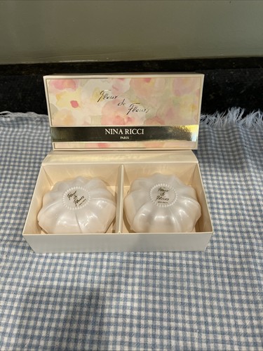Fleur de Fleurs von Nina Ricci 2 parfümierte Seife je 3,5 Unzen Neu im Karton Neu aus altem Lagerbestand Geschenk
