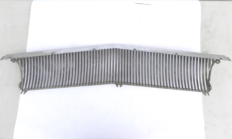 REJILLA CROMADA OLDSMOBILE DYNAMIC 88 SUPER 88 1961 USADA DE COLECCIÓN #579841 J CON DESGASTE Foto 2 de 4