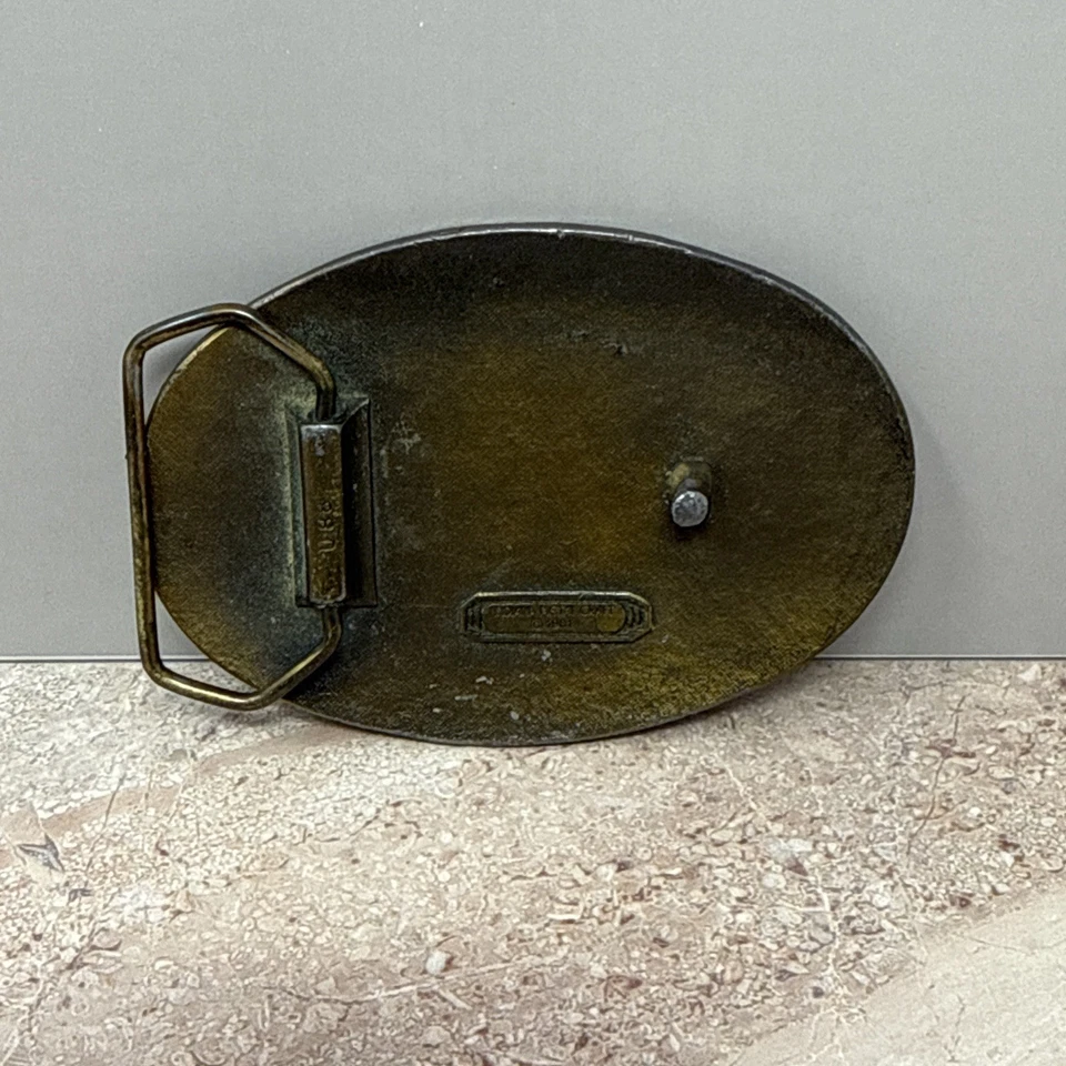 Hebilla de cinturón de latón vintage Texas Armadillo con respaldo de esmalte verde. Artesanía de metal Foto 2 de 4