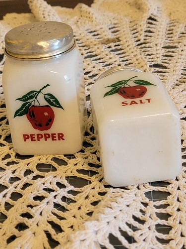 Vintage McKee Milk Glass Salt & Pepper Shakers - Red Apple - Picture 4 of 6