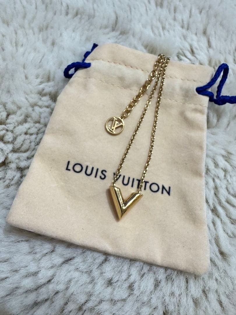 アクセサリー Louis Vuitton Essential V LOUIS VUITTON Essential V Logo Chain Necklace Gold Italy VG | eBay