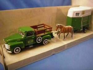 JOHN DEERE Tractor DIECAST 1950  CHEVY Pickup TRUCK W/ HORSE TRAILER green 1:43