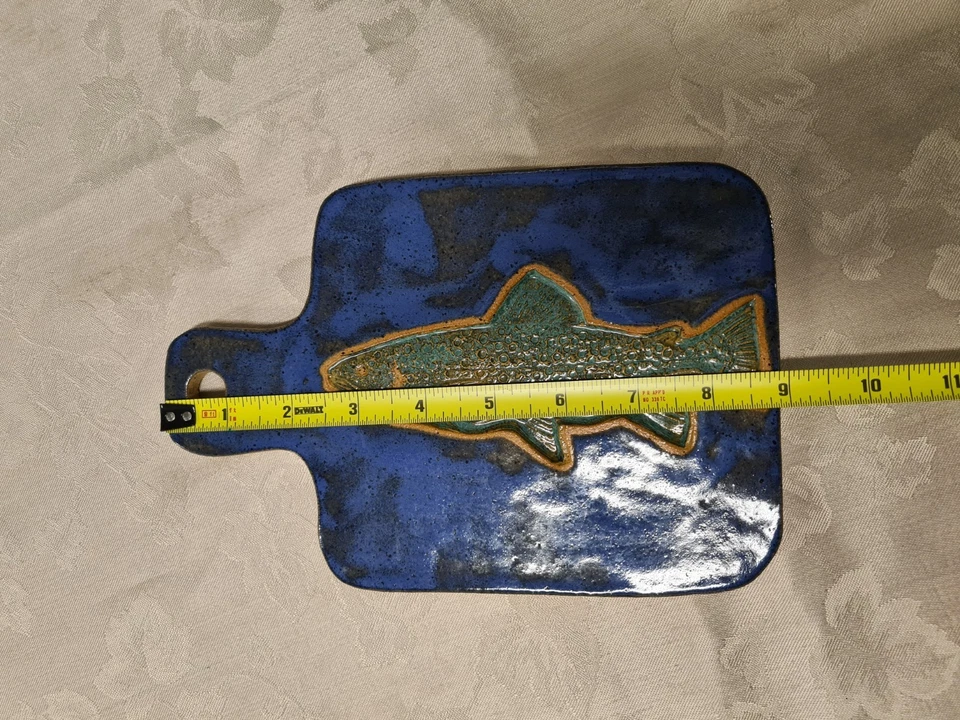 Tabla de cortar cerámica azul con forma de pez Foto 4 de 4