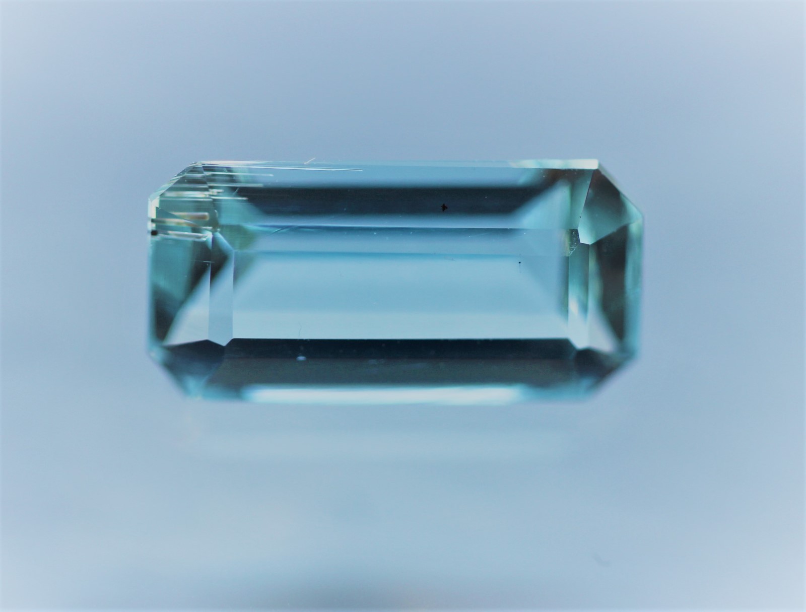 Aigue-Marine du Brésil 3.90 ct, la pierre bleue idéale pour illuminer vos tenues de soirée