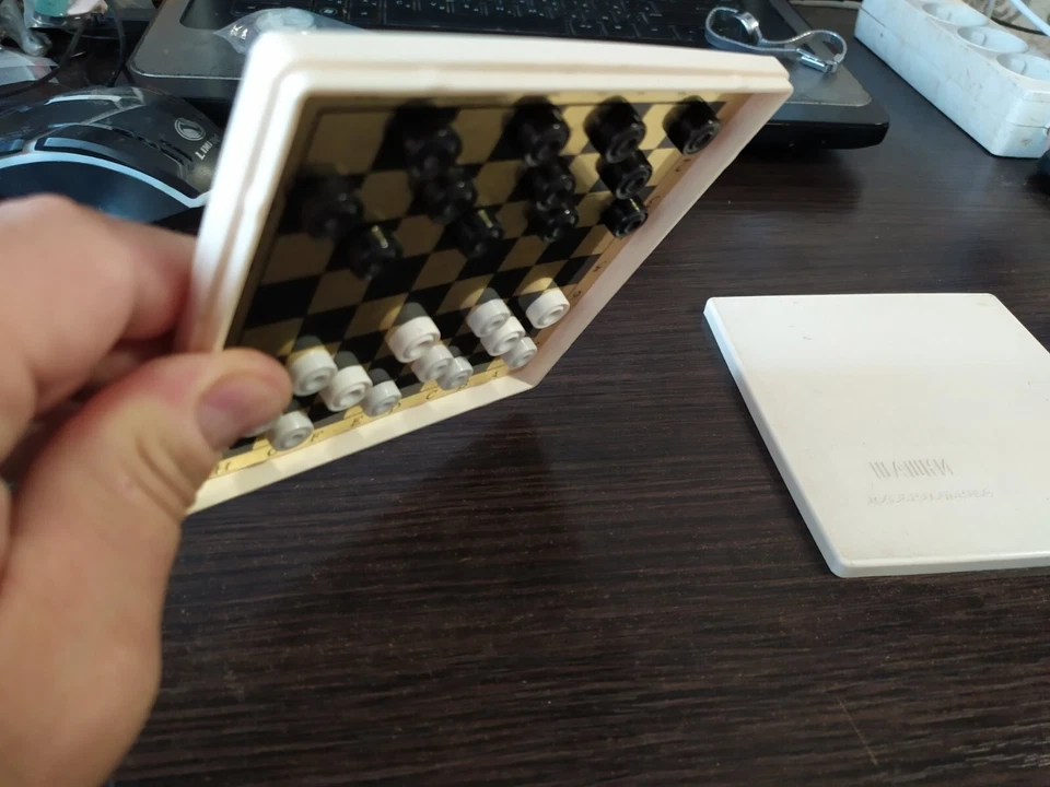 Vintage Soviet magnetic checkers hiking pocket mini-game souvenir USSR - Image 4 of 4