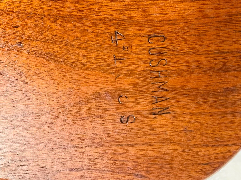 Banco de tocador colonial Cushman Foto 3 de 4