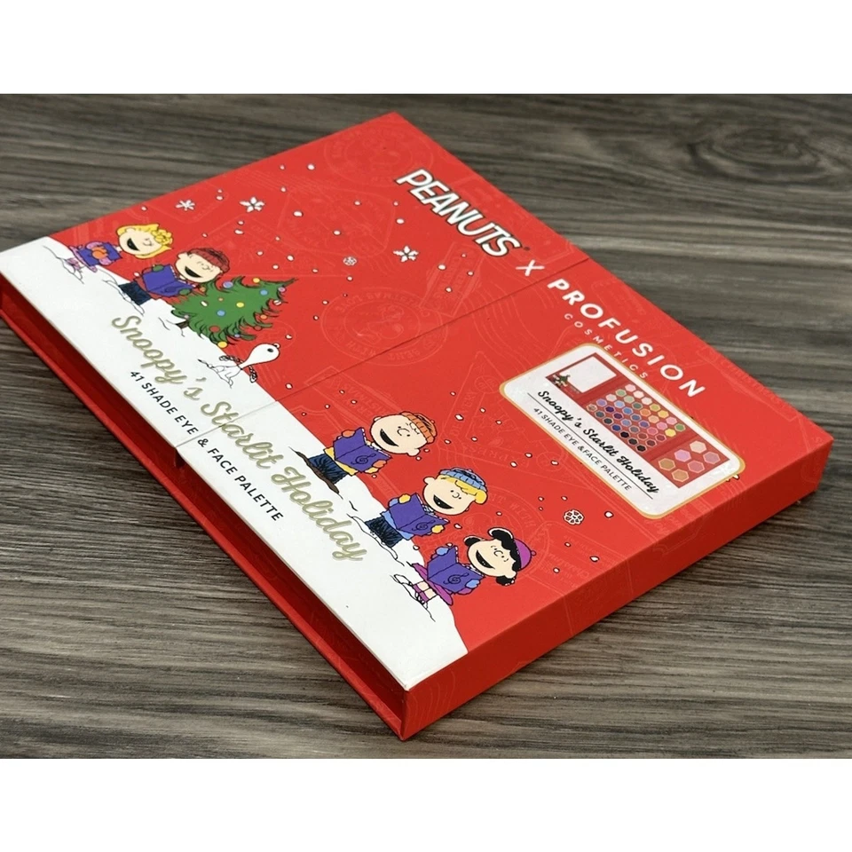 Paleta de ojos y cara Profusion X Peanuts "Snoopy's Starlit Holiday" 41 tonos nueva Foto 3 de 4