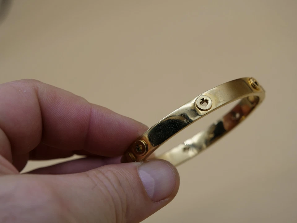 Brazalete Kate Spade Spot The Spade tono dorado con bisagras 8" Foto 3 de 4