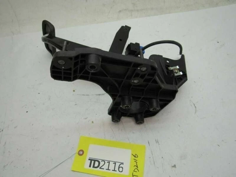Brake Pedal Sedona 2008 Kia Left Driver Side Floor Foot Pad Lever Bracket OEM - Image 4 of 4