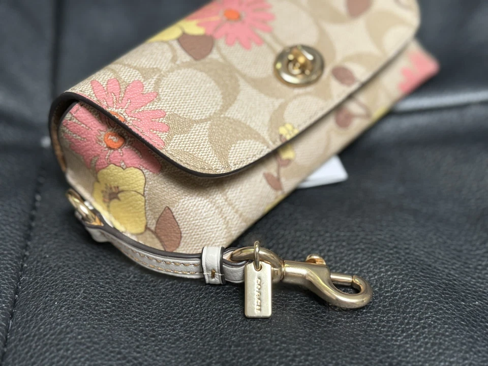 NOVO Estojo de Óculos de Sol Coach em Lona Signature com Estampa Floral Cluster CH851 - Imagem 4 de 4