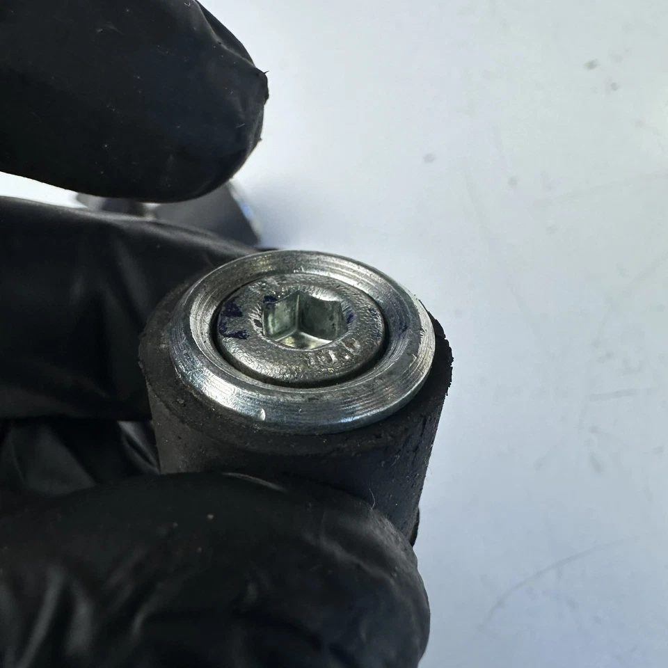 KTM Duke 390 200 2022 Asiento Goma Montaje Cuadro Pernos Foto 3 de 4