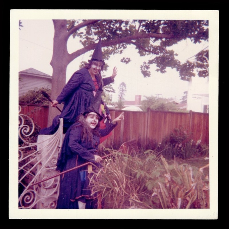 FUNKY FREAK WOMEN DANCE in WITCH HALLOWEEN COSTUME ~ 1960s PHOTO