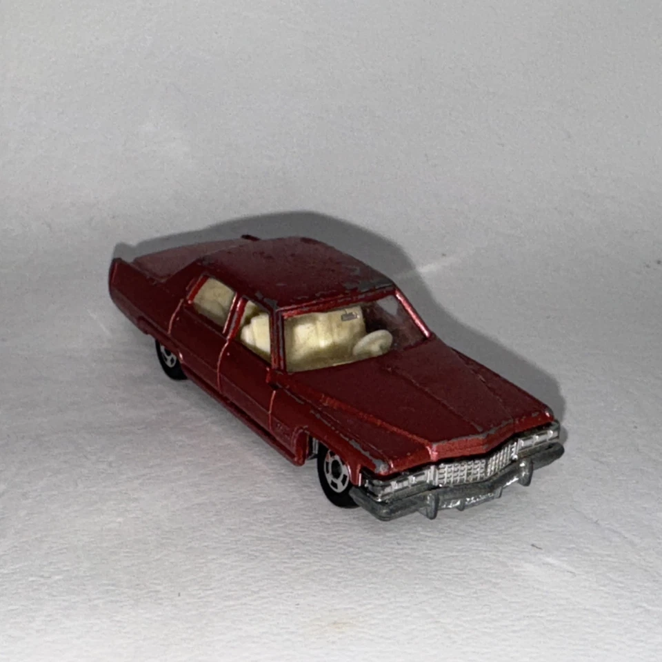 Tomy Pocket Cars F2 Cadillac Fleetwood Brougham Diecast Car 1973 1:77 rosa rosa Foto 3 de 4