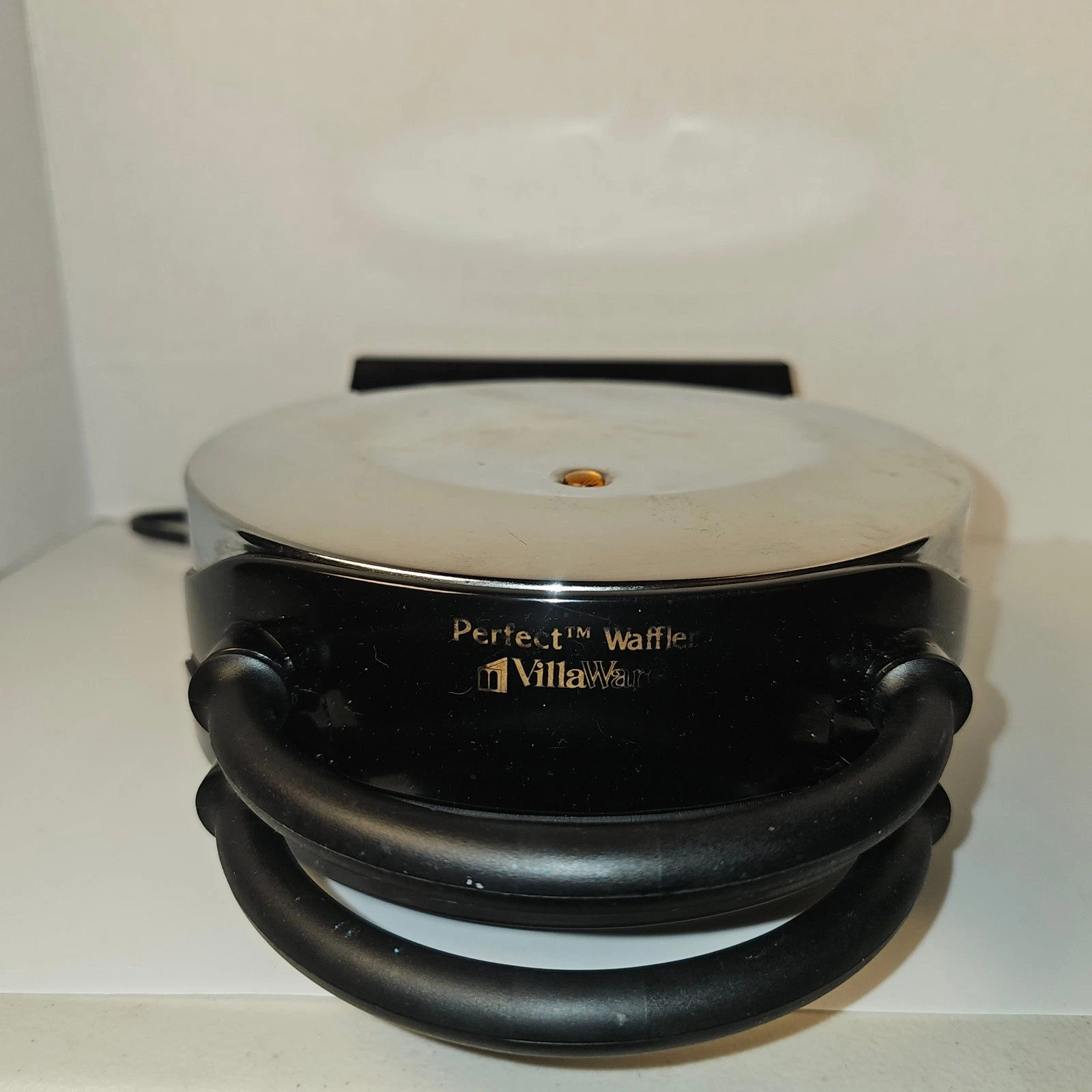 VillaWare Perfect Waffler Model 3000 Round Electric Waffle Maker Chrome 820W