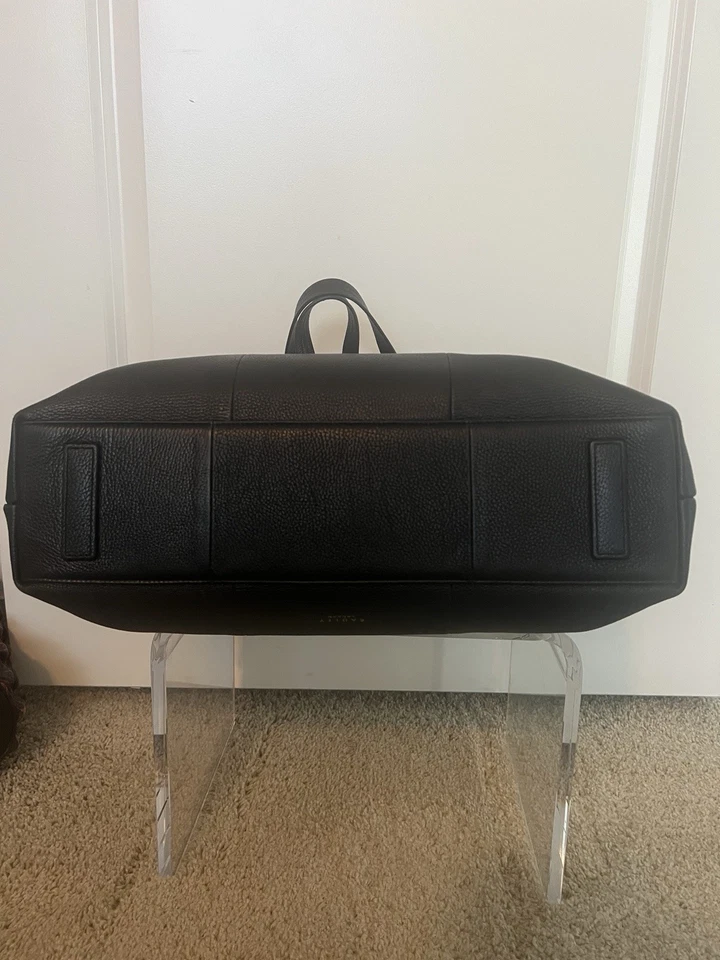 Bolso de mano para mujer Radley London Furze Lane grande de cuero negro con cremallera superior Foto 4 de 4