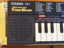 Casio SA-1 100 Sound Tone Bank Electronic Keyboard Original Box WORKS PERFECT