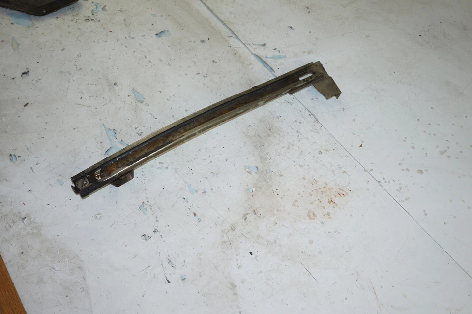 Corvette C3 1969-1982 lado del pasajero ventana delantera canal puerta guía de vidrio Foto 4 de 4