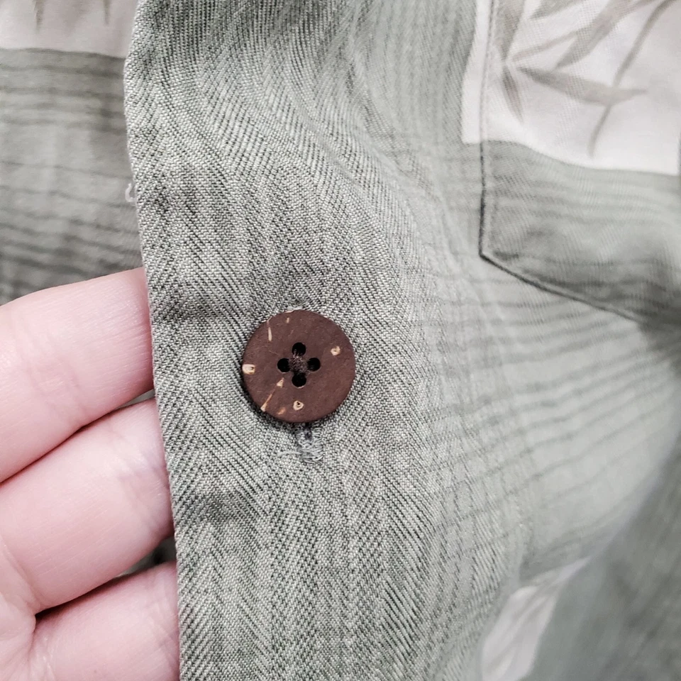 Bamboo Cay Resort Wear Masculino Olive Tropical Casca de Coco SS Botão de Seda Extra Grande - Imagem 3 de 4