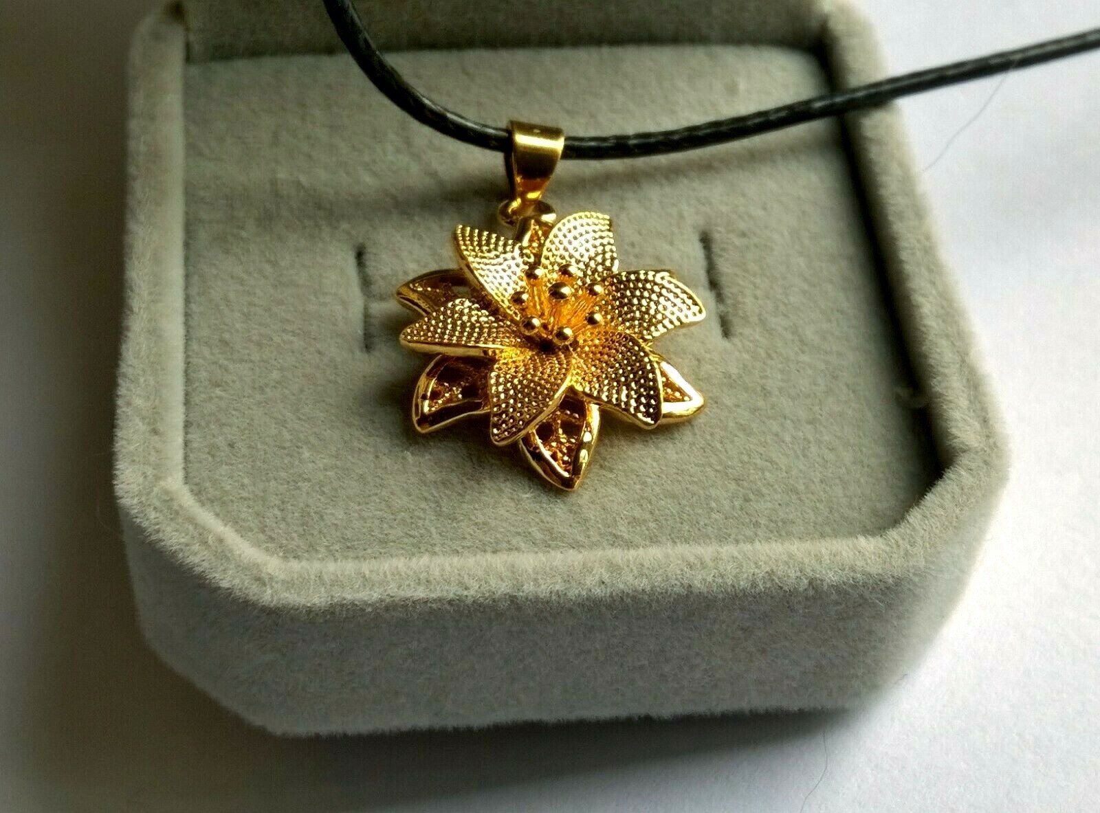 Fleur de Saint-Valentin en argent avec son écrin cadeau élégant pour elle