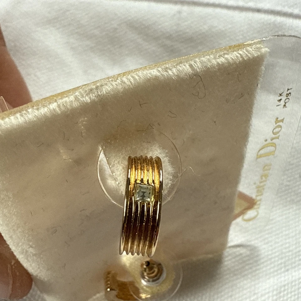 Pendientes brazalete de oro Christian Dior con detalles cuadrados de cristal y poste de oro de 14kt Foto 2 de 4