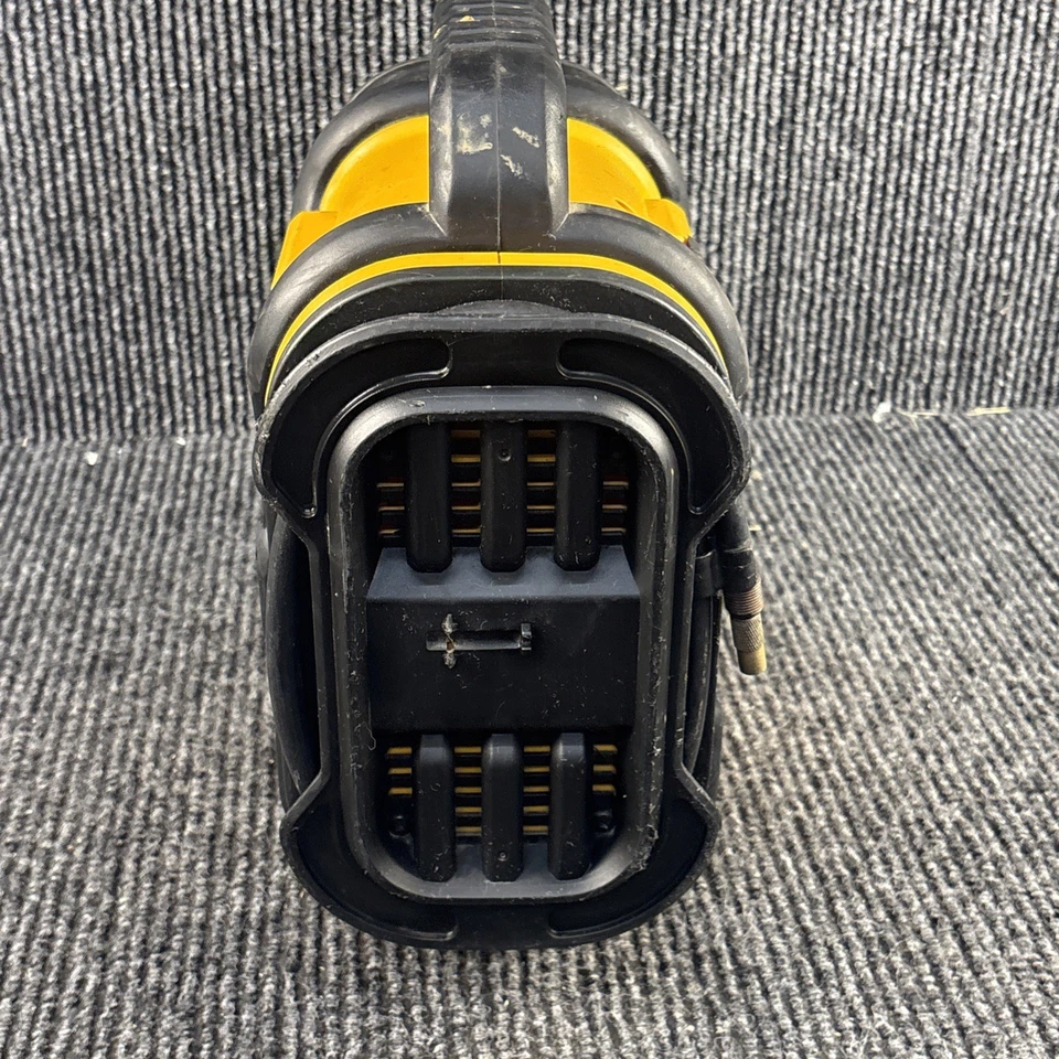 DEWALT Portable Power 2000 Peak Amp Jump Starter (NO ORIGINAL BOX AND CHARGER) - Image 4 of 4