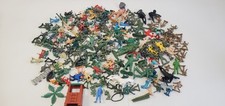 Vintage Plastic Toy Soldiers Lot Of 225 Army Men Fantasy Others Play Pretend