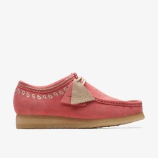  26170539 Mens CLARKS WALLABEE - PINK EMBROIDERY