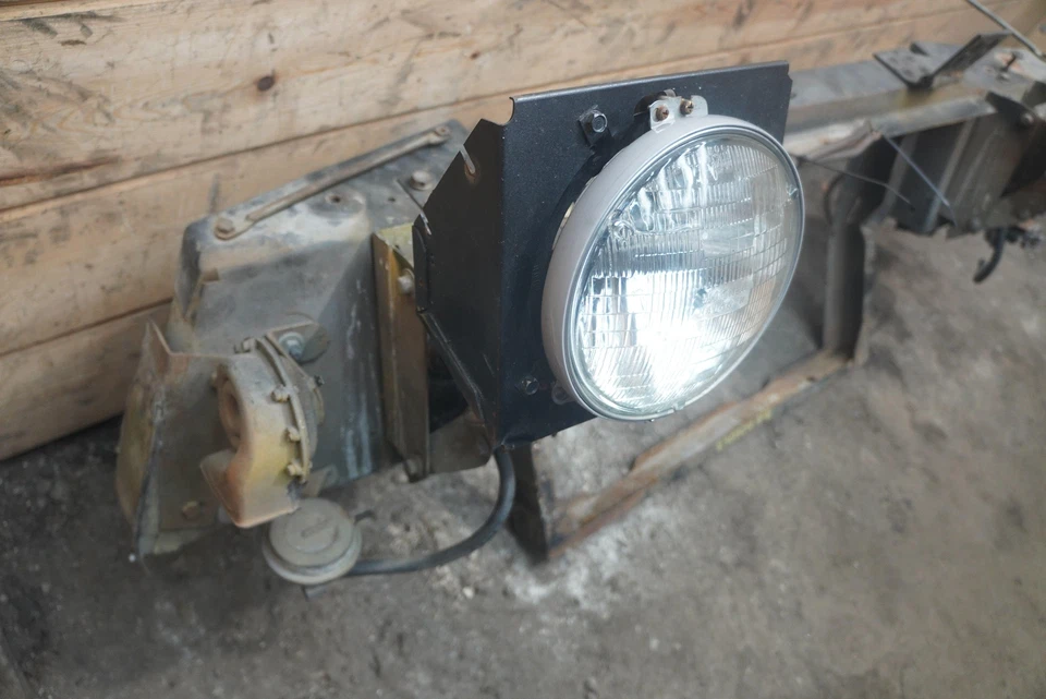 Soporte de faros delanteros travesaño Bricklin Sv-1 1974 Foto 4 de 4