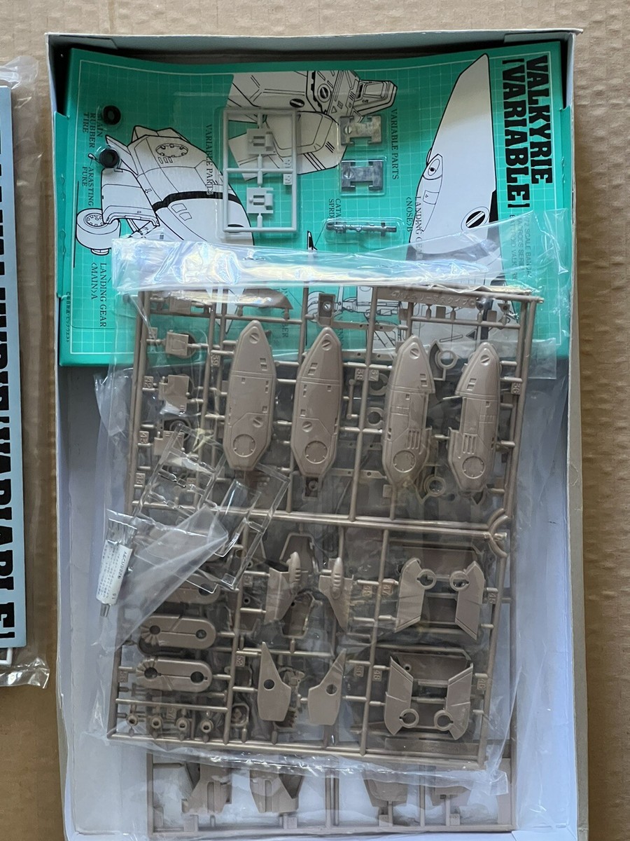 BANDAI MACROSS VF-1A VALKYRIE Variable 1:72 MODEL KIT - Vintage