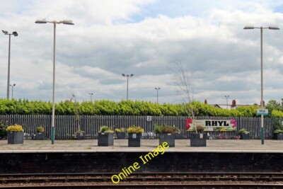 Foto 6x4 Pflanzgefäße, Bahnsteig 2, Rhyl Bahnhof Richtung Osten um 2014