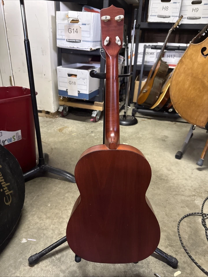 Ukelele Barítono Hora S1177 Rubio Abeto Top B/N Roseta En muy buena condición Foto 3 de 3