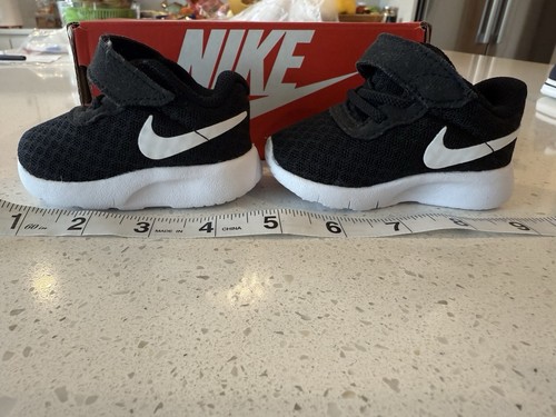 Nike Tanjun Zapatillas Bebé 818383-011 Negro/Blanco Talla 2C Nuevas En Caja - Imagen 4 de 9