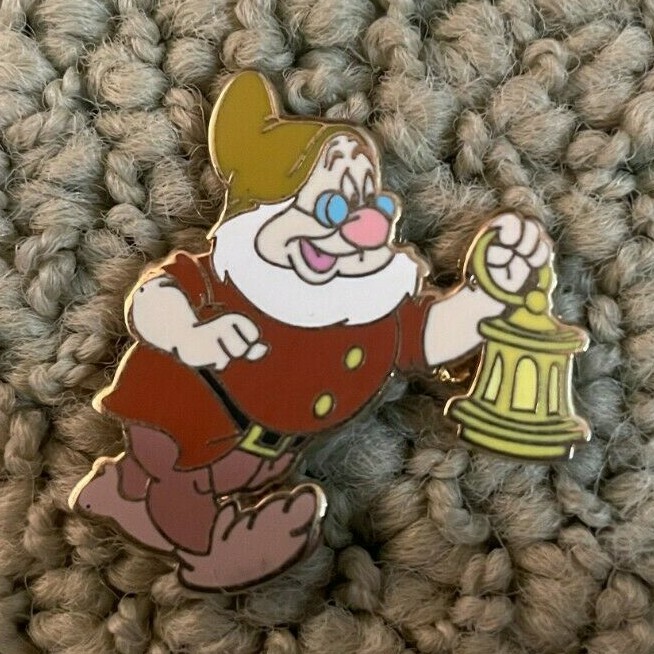 Snow White and the Seven Dwarfs Limited Edition Blu-ray Doc Pin 73424 2009 LE