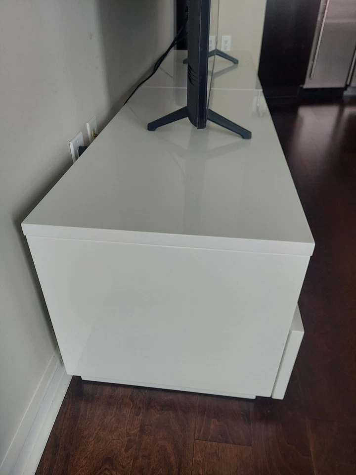 Soportes de TV blancos con cajones en blanco de alto brillo (80"" de ancho x 19"" de profundidad x 20"" de alto), CB2 Foto 4 de 4