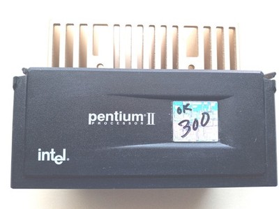 Vintage Pentium 2 CPU 300 MHz Slot 1 SL2W8