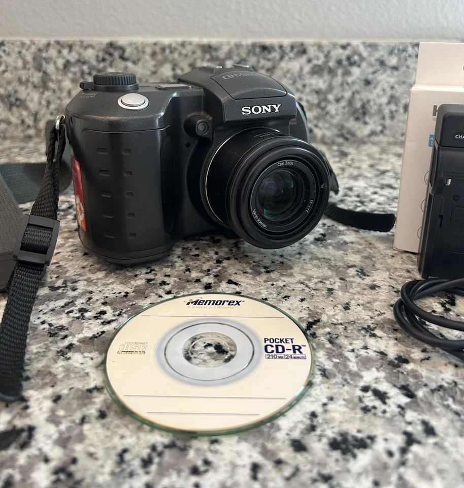 Sony CD Mavica 5MP Digital Camera w/ 3x Optical Zoom - (MVC-CD500)  For Repair - Image 2 of 4