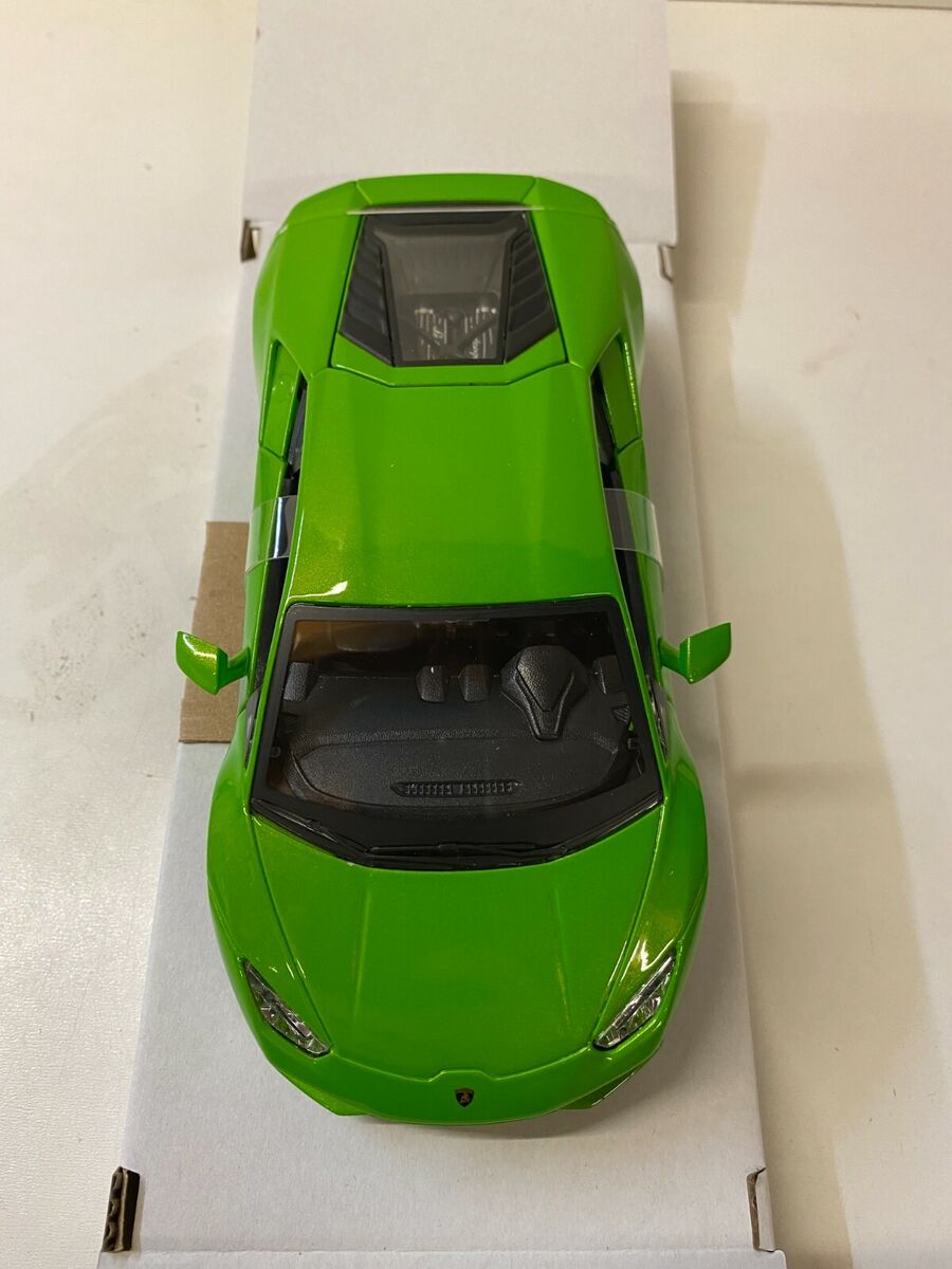 Bauer Spielwaren Maisto Lamborghini Huracán LP 610-4: Originalgetreues  Modellauto 1:24, Türen und Motorhaube zum Öffnen, Fertigmodell, 20 cm, grün  (531509): : Spielzeug