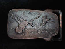 RC09132 VINTAGE 1970s  DUCKS FLYING OVER POND  ARTWORK BELT BUCKLE
